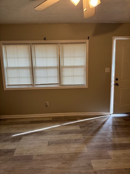 Entry - 6486 Raymond Dr