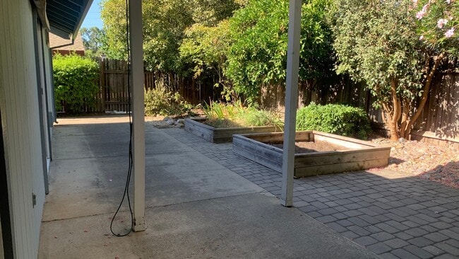 Building Photo - Adorable well maintained 3 bedroom 2 bath ...