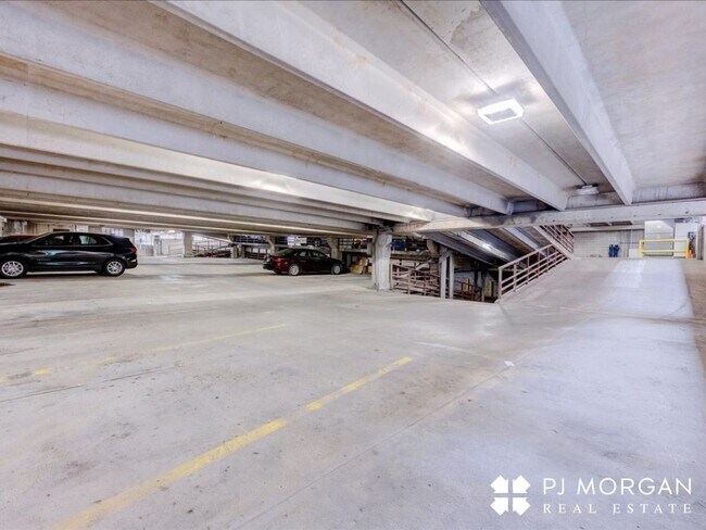 Building Photo - Great downtown location!