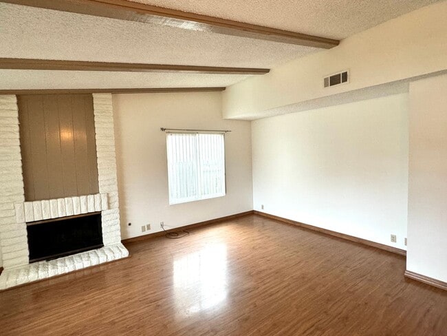 Building Photo - Spacious Single Story Upgraded Home