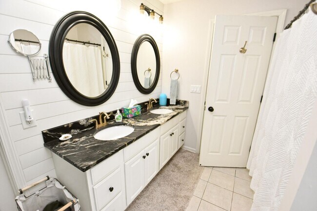 Building Photo - Large 4-5 bedroom 2.5 bath home in South B...