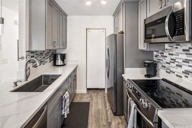 Building Photo - AVAILABLE NOW! 2 bed, 2 bath, 1 parking