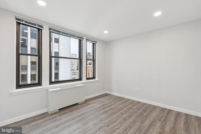 Building Photo - 135 S 19th St