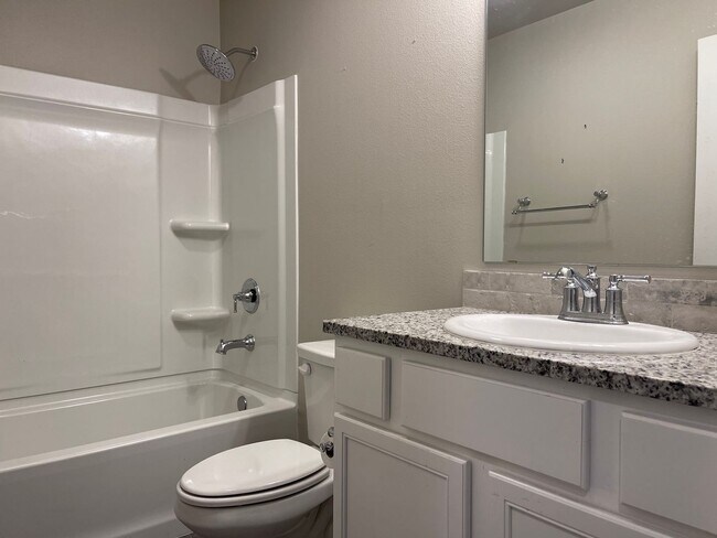 Building Photo - 3 bed 2 bath Available 9/10!