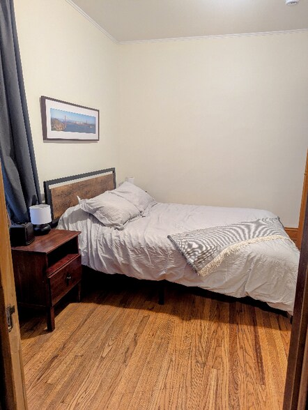 Building Photo - 3619 N Claremont Ave