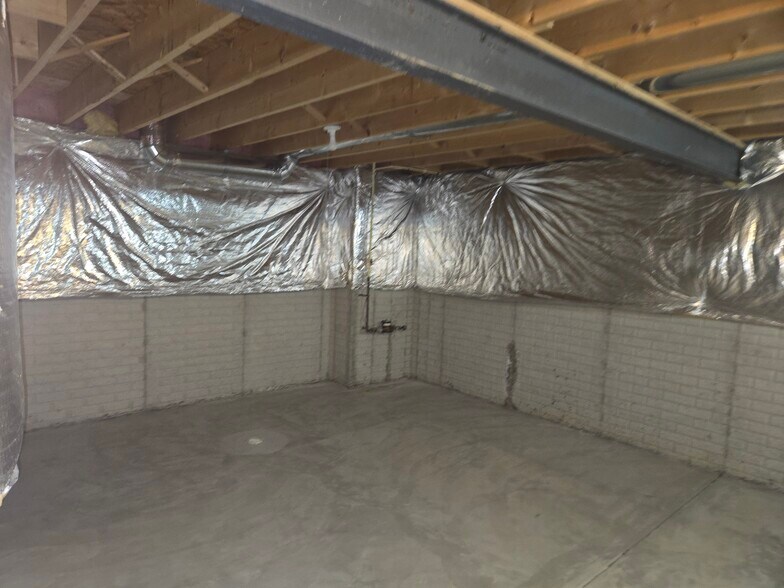 Building Photo - 44 Village Green Dr