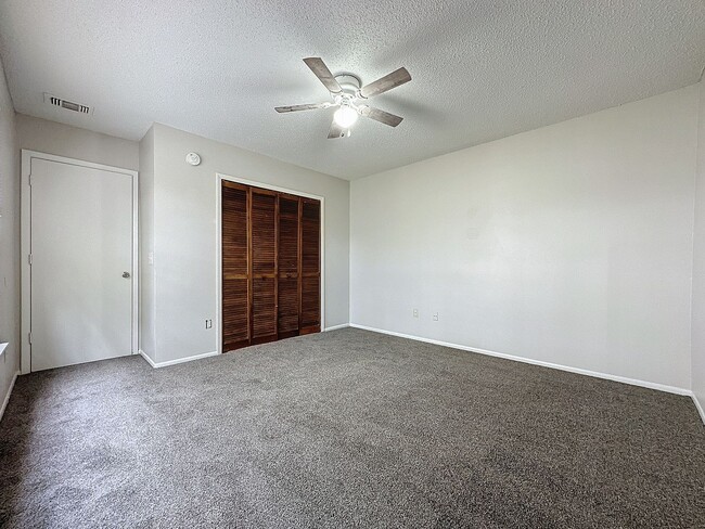 Building Photo - Carmel Oaks Townhome style Condo in Orlando