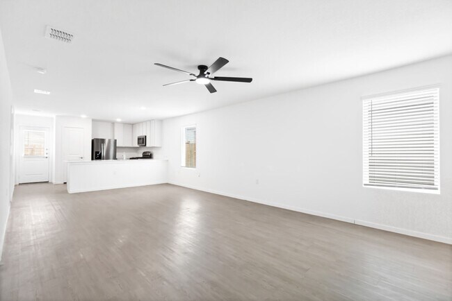 Building Photo - 1355 Loop St