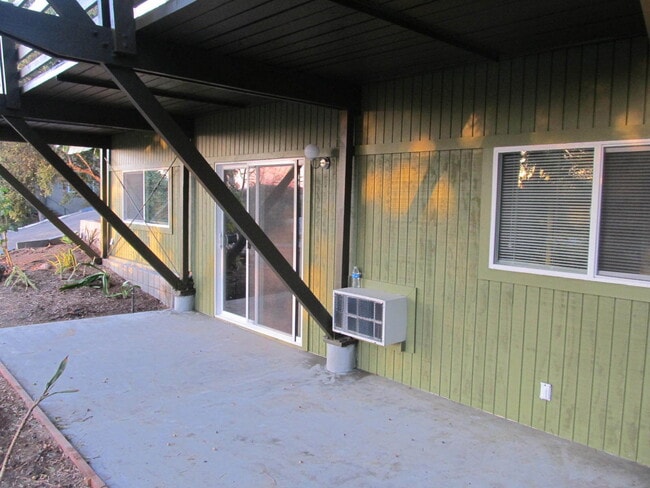 Building Photo - Updated 1br/1ba unit in a quadplex in a park like setting