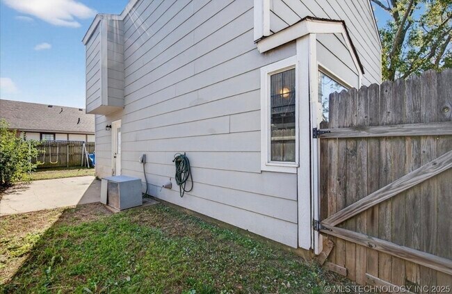 Building Photo - 420 N Cummings Ave