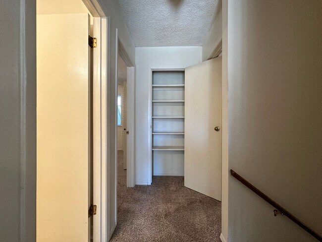 Building Photo - * Move-In Special * * Water Paid ; Washer/...