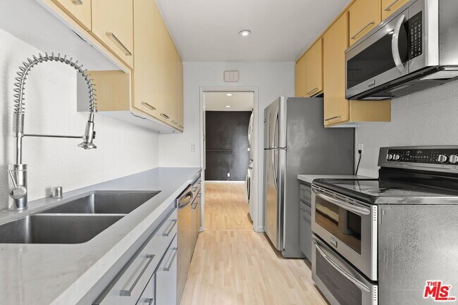 Building Photo - 8550 Holloway Dr