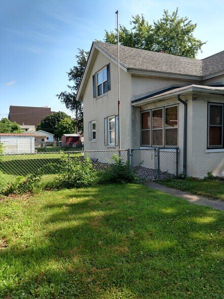 West Side - 911 Johnson St