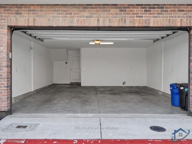 Building Photo - 225 Houret Dr