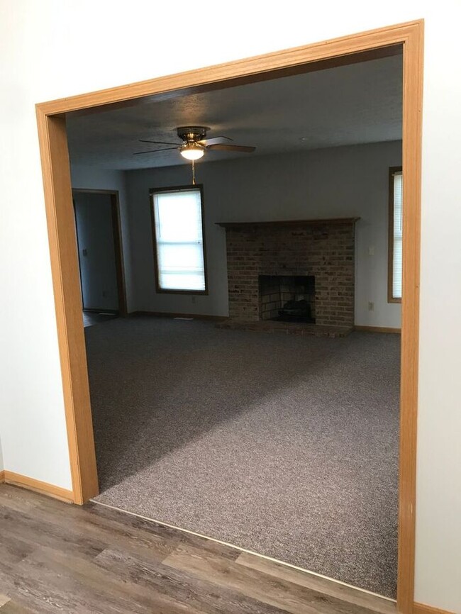 Building Photo - 3 Bedroom Duplex- North Canton- Frank Rd