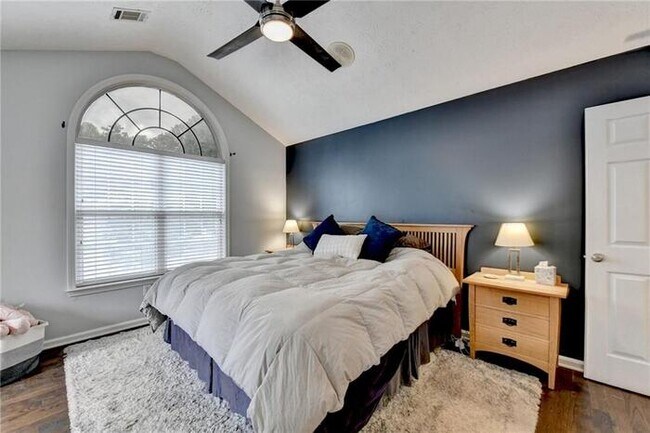 Building Photo - House 3 Beds 3 Baths