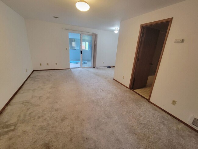 Building Photo - 899 S 86th St