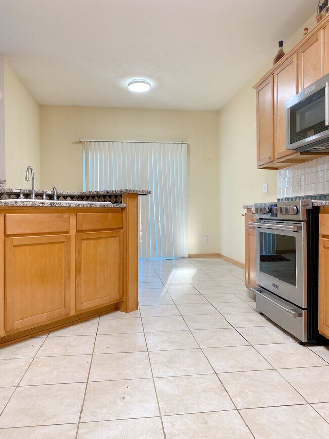 Building Photo - Stunning 5 bedrooms and 3 bathrooms in Wal...