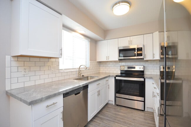 Building Photo - 785 N Arrowhead Dr