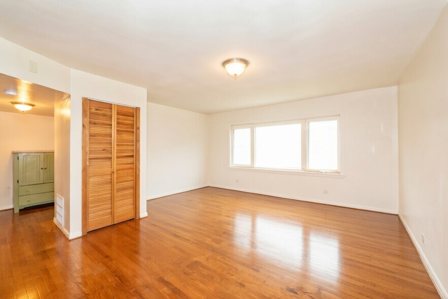 Building Photo - 330 Duane St