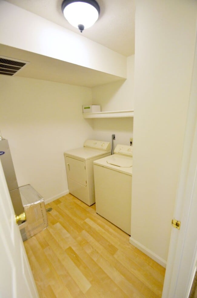 Building Photo - 3 story, 3.5 bedroom!