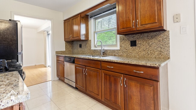 Building Photo - 2S661 Ave Normandy W