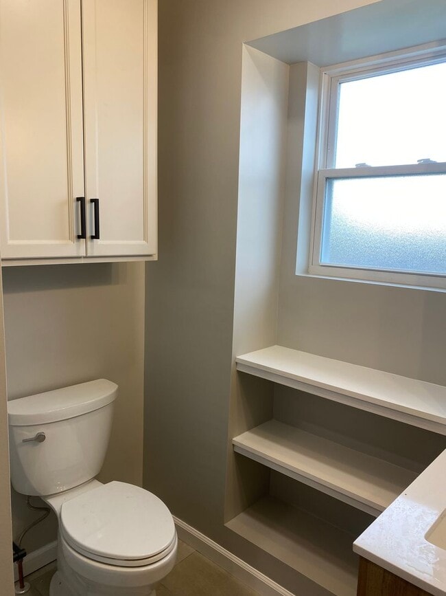 Building Photo - Beautiful Renovated Condo in The Hill