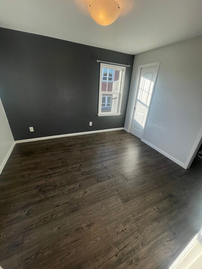 Building Photo - **MOVE IN SPECIAL!** Large 2 Bedroom with Bonus Space!