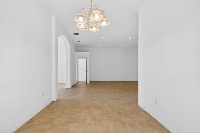 Building Photo - 2431 Westmont Dr