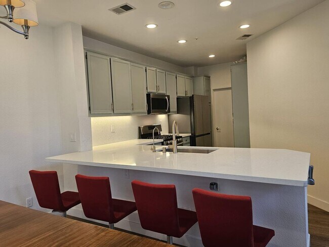 Building Photo - Modern 3BD/3BA Townhouse in Prime Union Ci...