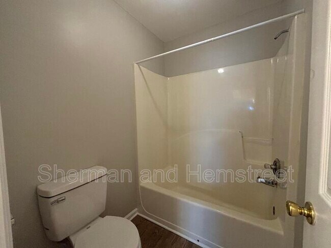 Building Photo - 402 Commons Dr