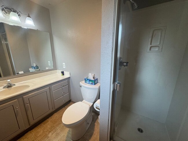 Building Photo - 3 bed 2 bath house with 2 car garage in great area!