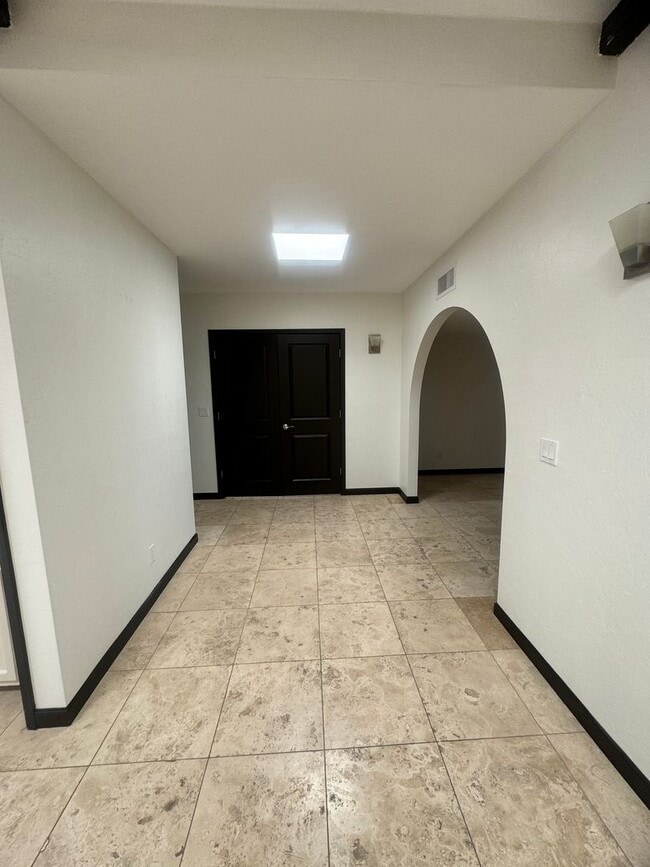 Building Photo - Sophisticated Catalina Foothills Sanctuary: Premium 3-Bedroom Townhome with 2-Car Garage