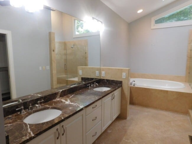 Building Photo - Expansive Unfurnished Spanish Wells Home Available for Rent