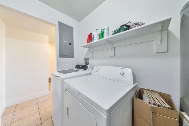 Building Photo - 1735 E La Jolla Dr