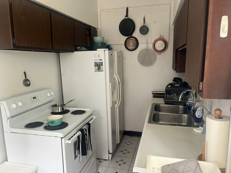 kitchen - 1545 Denniston St