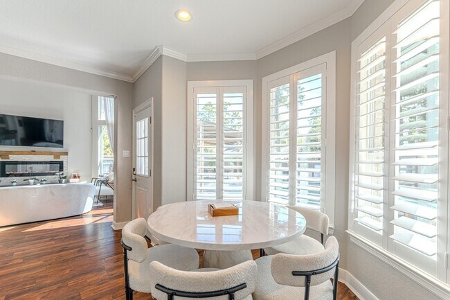 Building Photo - 2 Graylin Woods Pl