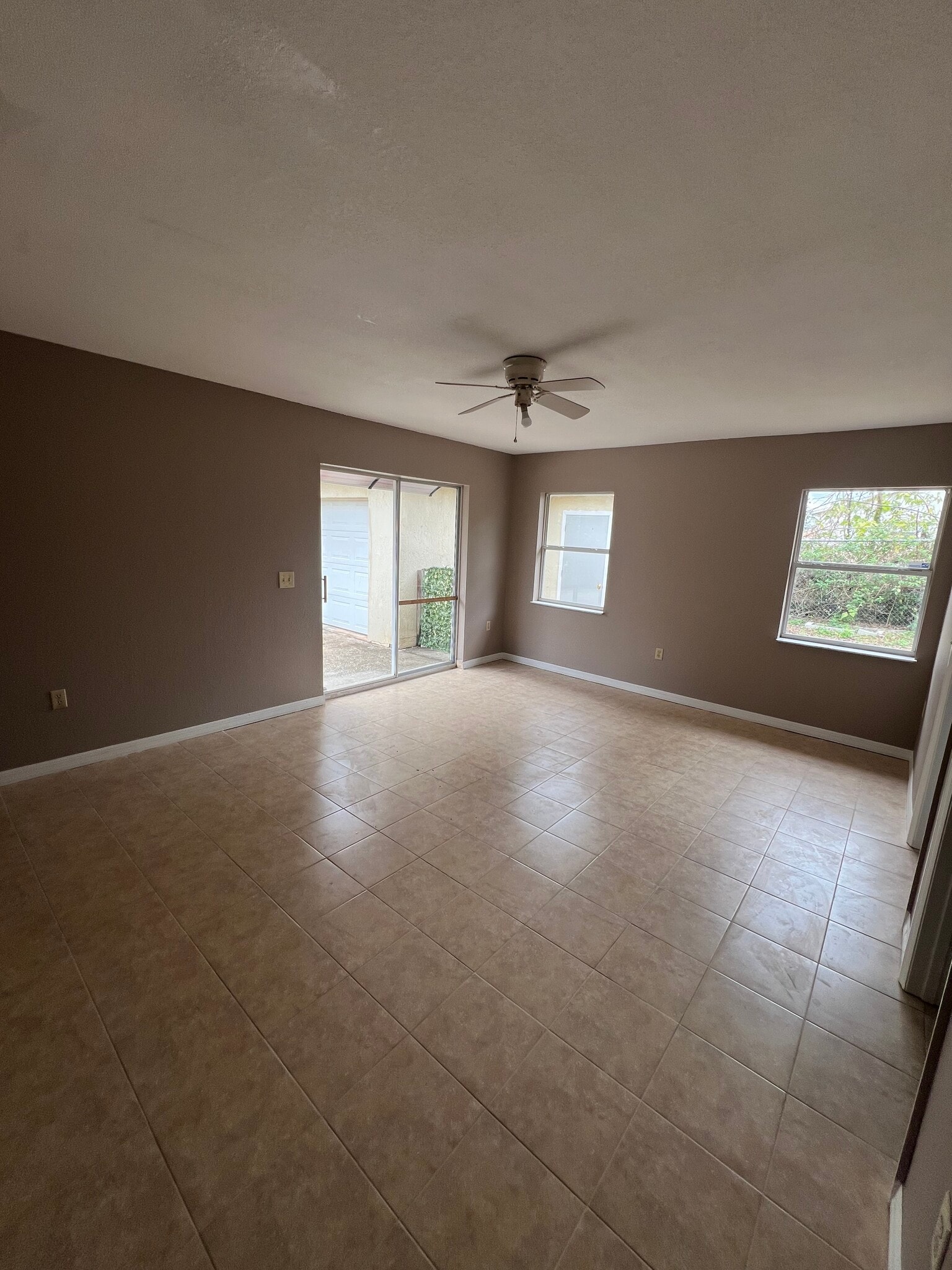 Building Photo - 4324 Hedge Dr N