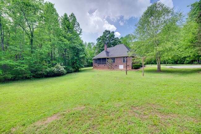 Building Photo - Beautiful 3 bedroom 2 bath Ranch with Bonu...