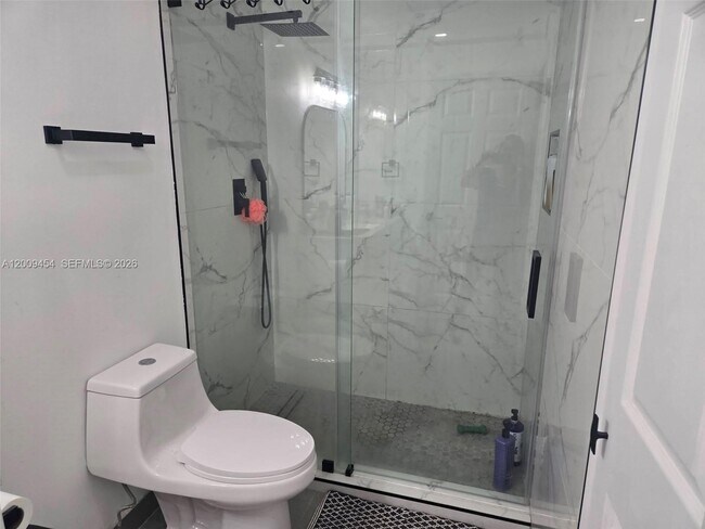 Building Photo - 733 Riverside Dr