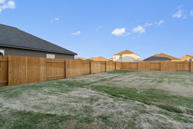 Building Photo - Step into a roomy Elgin residence designed for easy living and everyday convenience.