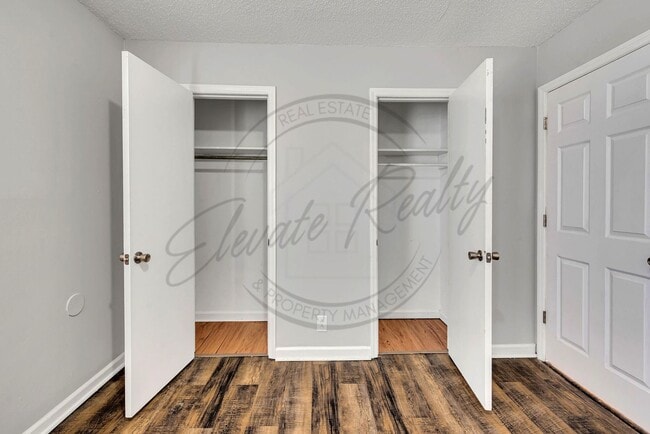 Building Photo - Two Bedroom Duplex near Trinity Hills in Nashville!