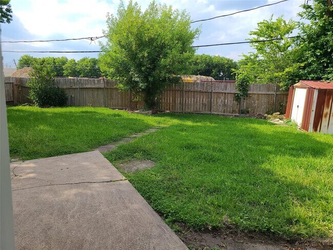 Building Photo - 10614 Sharpview Dr