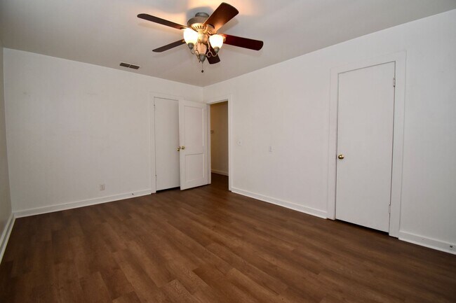 Building Photo - 3 Bed 1 Bath Home!
