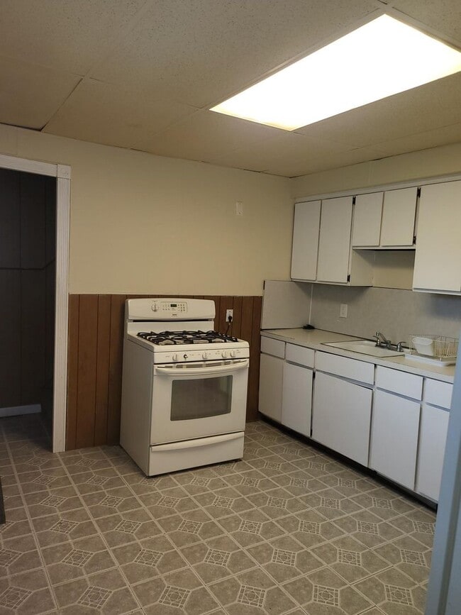 Building Photo - Two Bedroom Home in St Clair Shores - $1,450