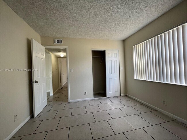 Building Photo - 7625 Tam Oshanter Blvd