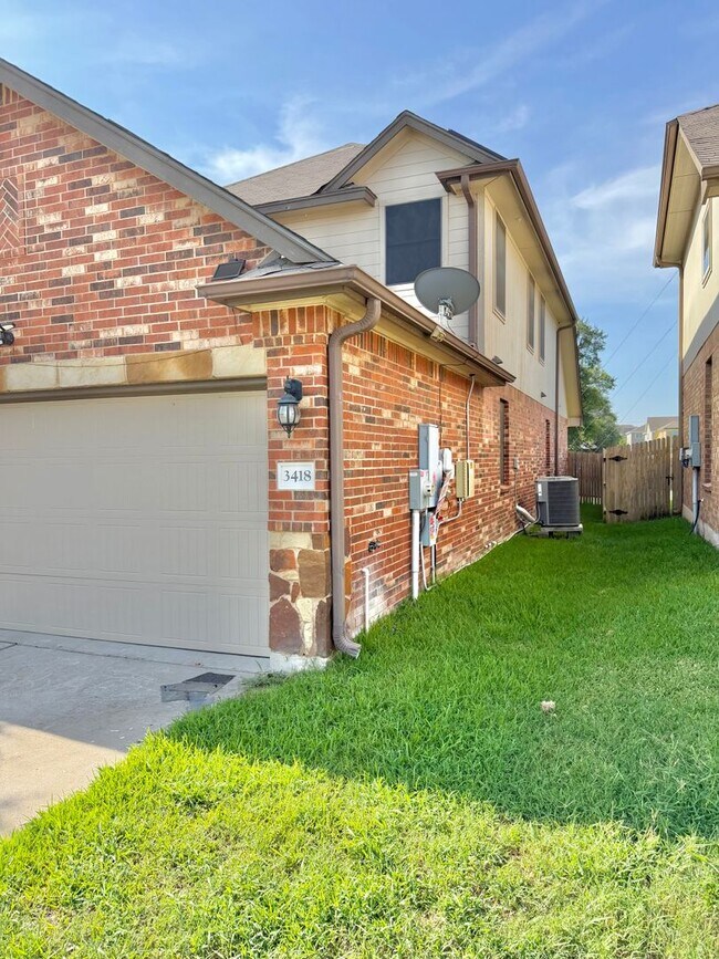 Building Photo - 3418 Lorne Dr