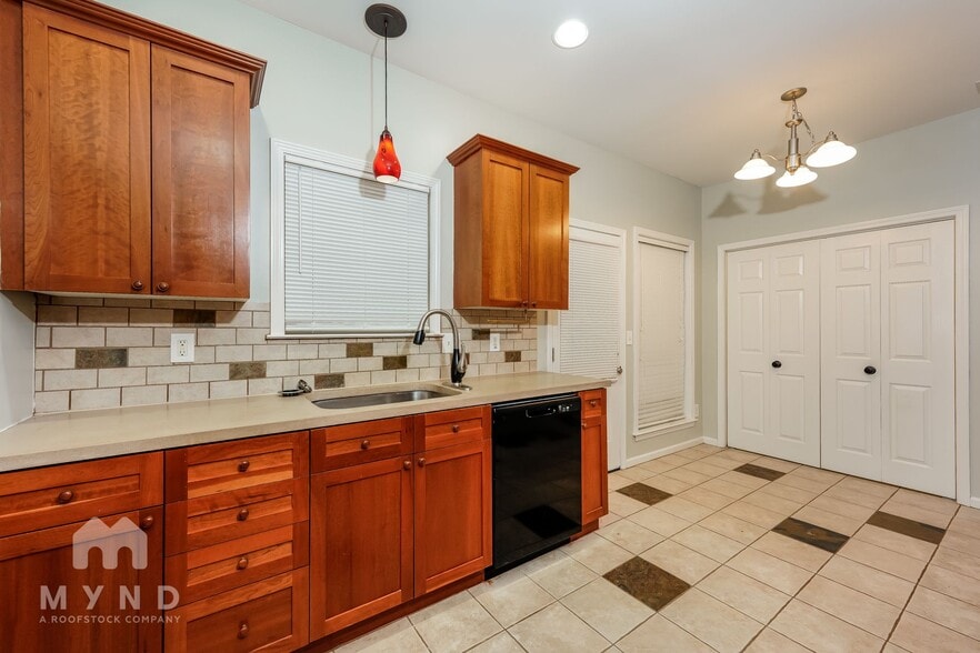 Building Photo - 325 Shelby Forest Dr