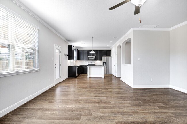 Building Photo - STEUBING FARM - ENCLAVE! 3BD/2.5BA Immaculate - Must See!!
