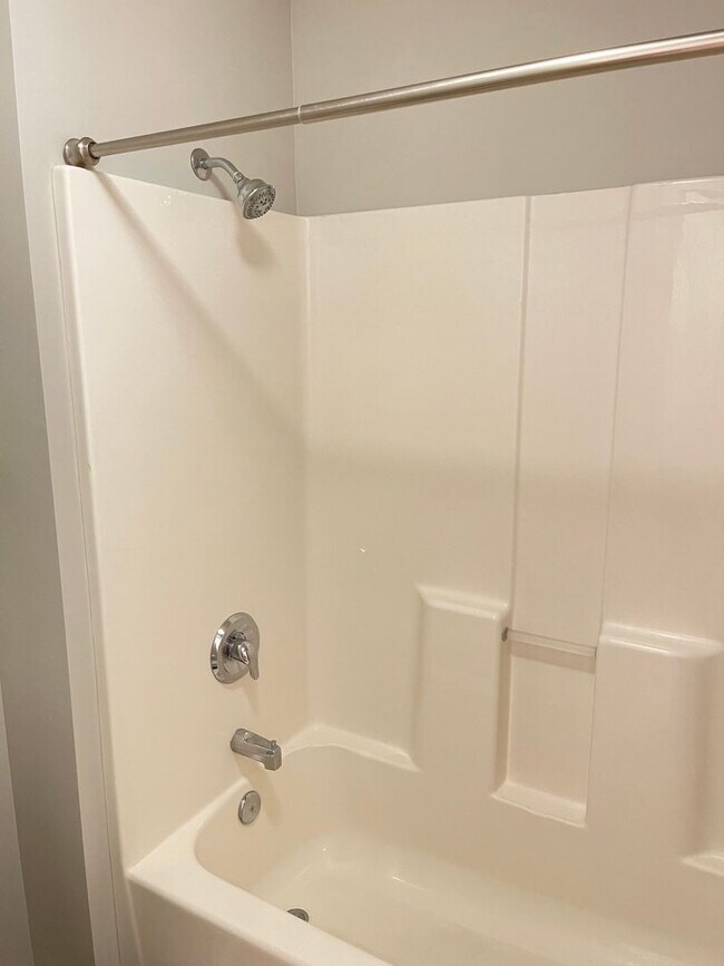 Building Photo - Move-in special. Beautiful 4 bed 2.5 bath 3000+sq ft